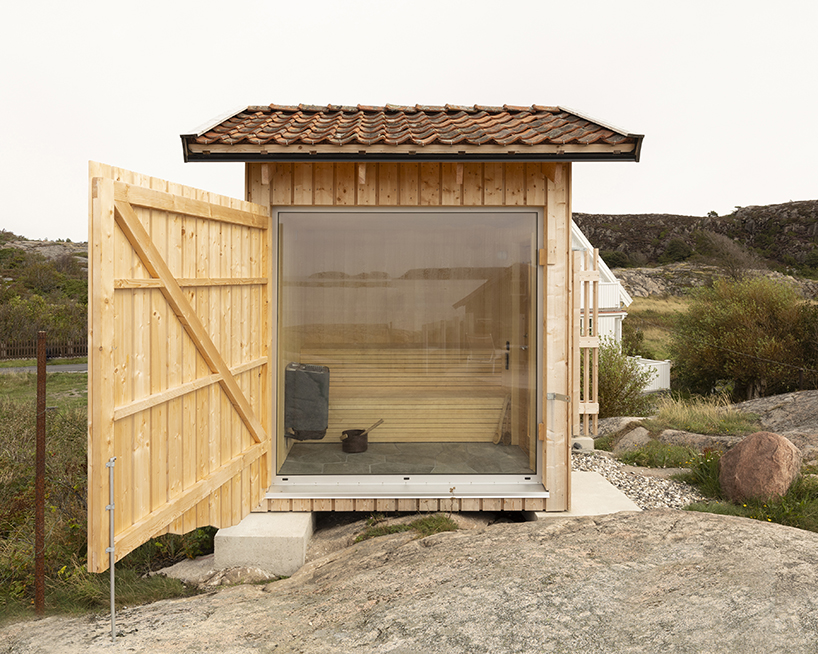 Un revestimiento de madera sin tratar envuelve la sauna vernácula de Sövall en la costa rocosa de Suecia