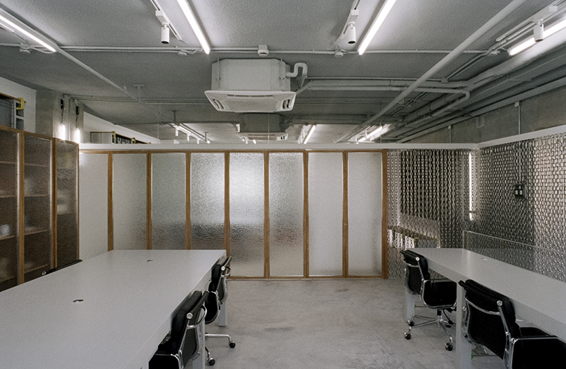 archive uses steel chain curtain partitions to organize office space in  shanghai