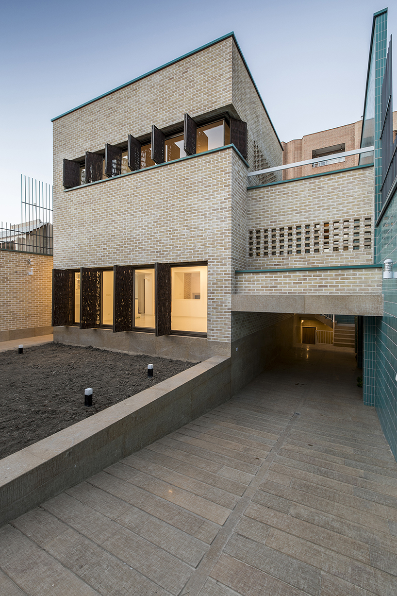 ayeneh office's house in iran takes shape around a central yard clad in blue tiles