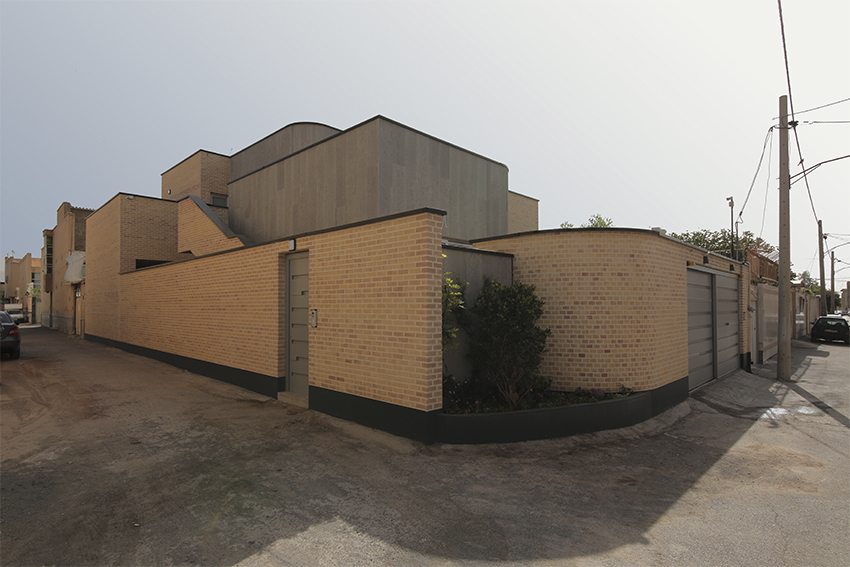 des vides lumineux percent une maison en brique d'Annab en Iran