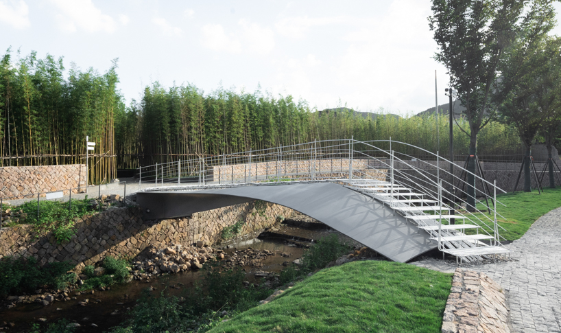 Origami cuenta el tramo de acero del puente folio chino sobre una vía fluvial
