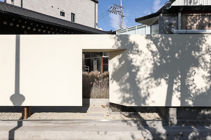 studio maoom replaces standard seating with a 7,000-brick hill in seoul's  coffee nap roasters