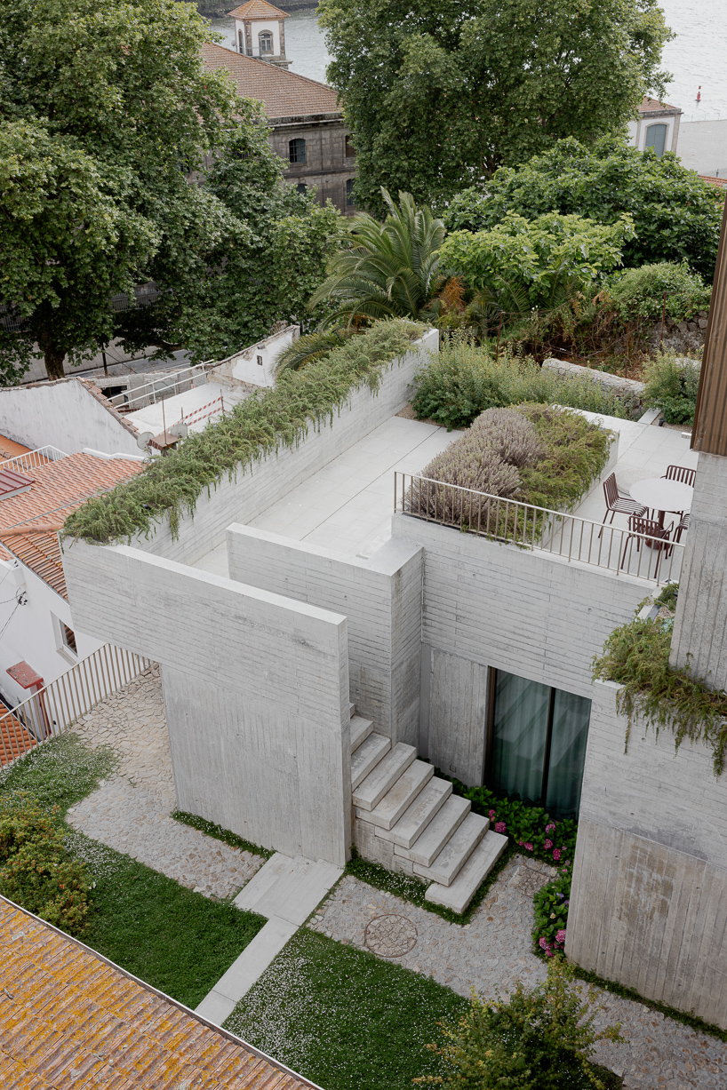 Renovada Residencia de Porto Reimagina Terra de la ladera con capas de concreto escalonadas