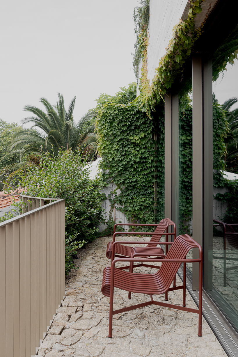Renovada Residencia de Porto Reimagina Terra de la ladera con capas de concreto escalonadas