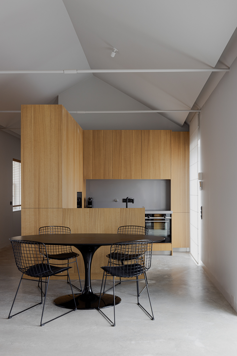 Renovada Residencia de Porto Reimagina Terra de la ladera con capas de concreto escalonadas