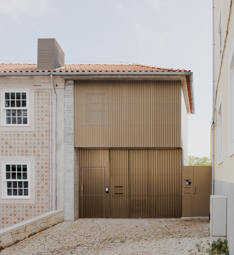Renovada Residencia de Porto Reimagina Terra de la ladera con capas de concreto escalonadas