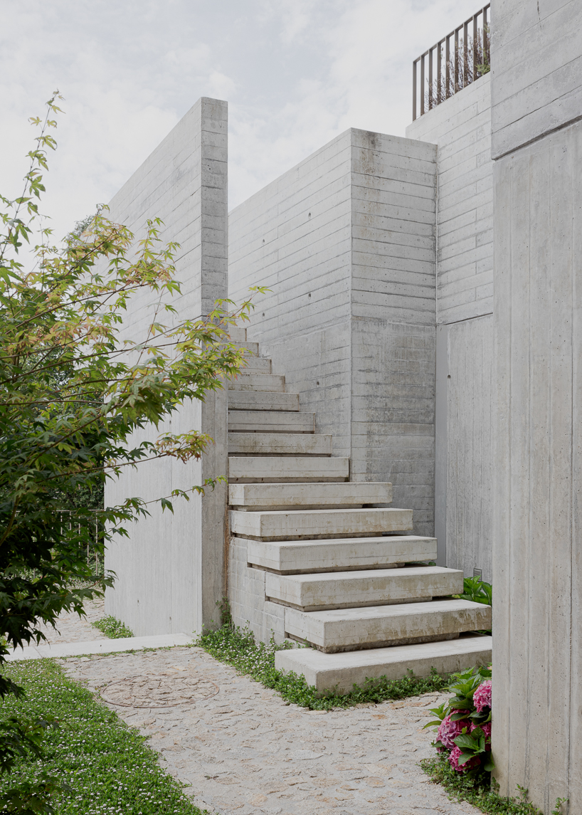 Renovada Residencia de Porto Reimagina Terra de la ladera con capas de concreto escalonadas