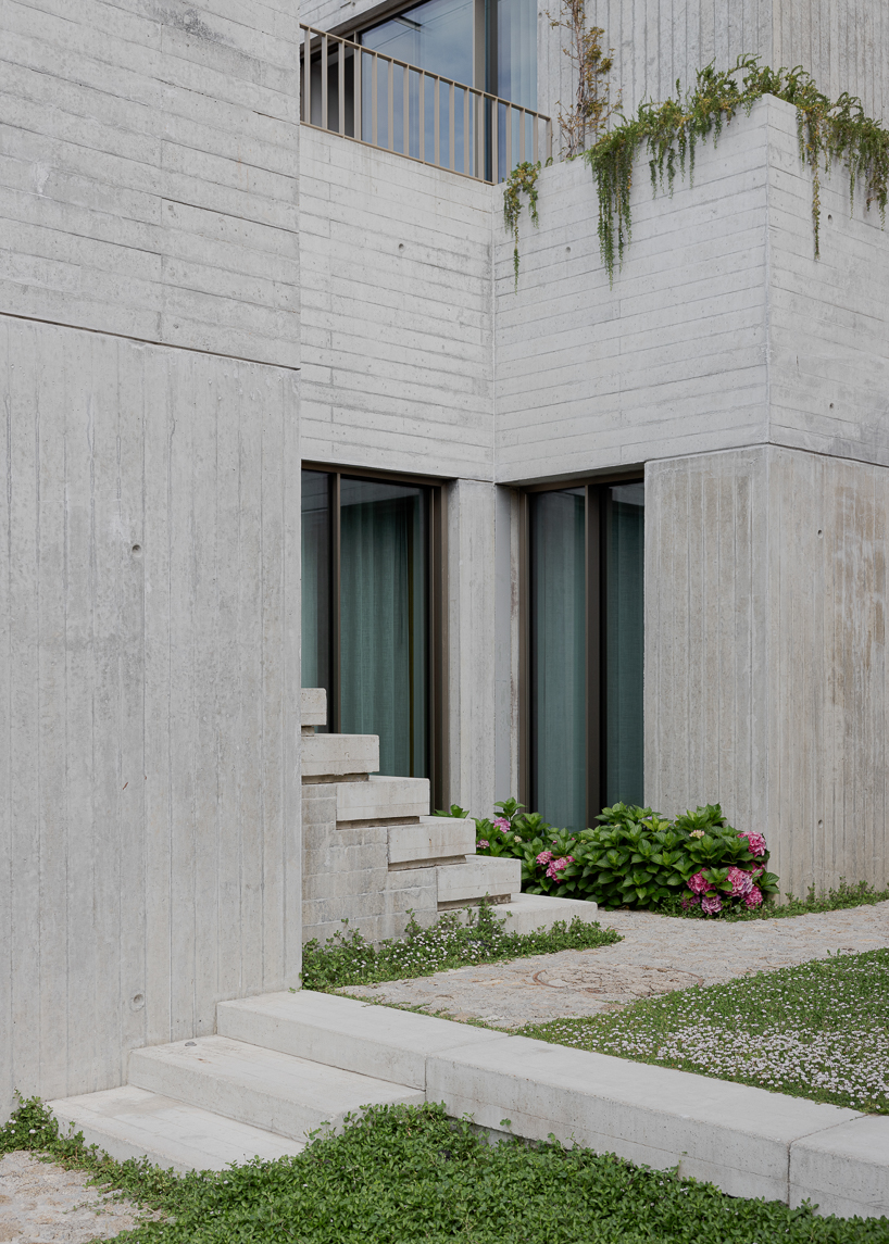 Renovada Residencia de Porto Reimagina Terra de la ladera con capas de concreto escalonadas