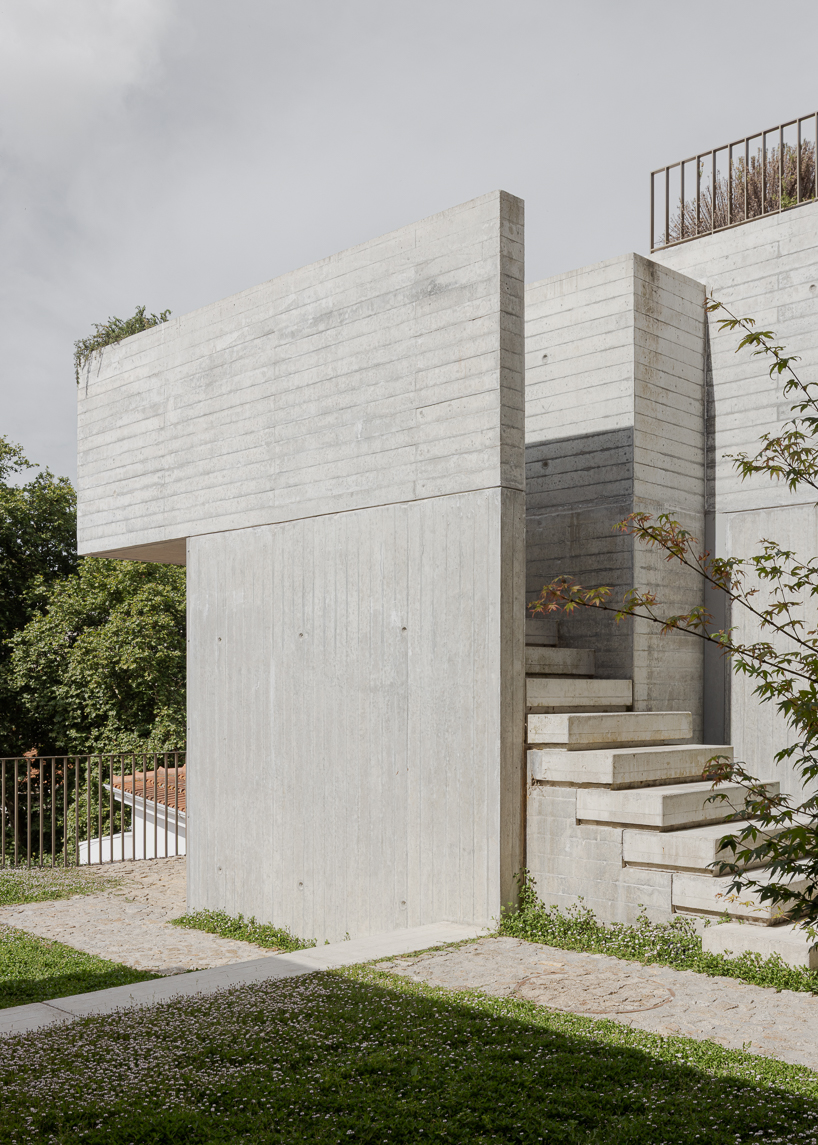 Renovada Residencia de Porto Reimagina Terra de la ladera con capas de concreto escalonadas