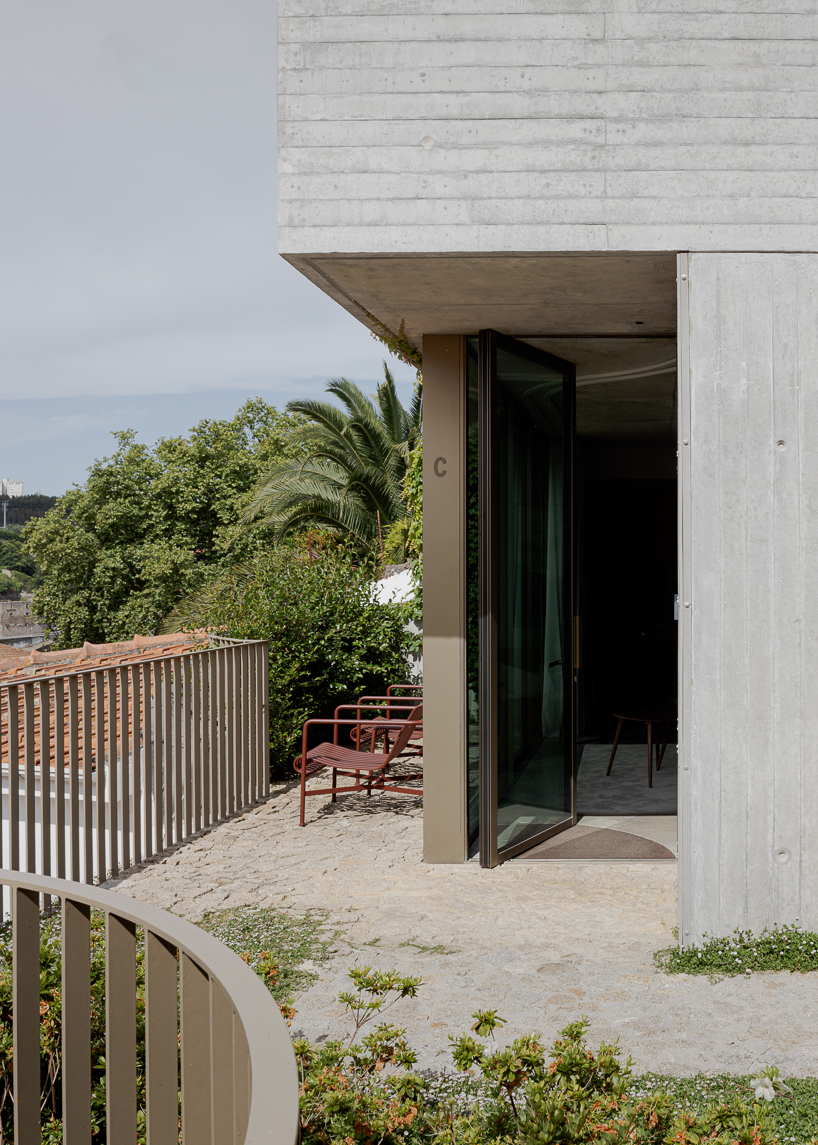 Renovada Residencia de Porto Reimagina Terra de la ladera con capas de concreto escalonadas