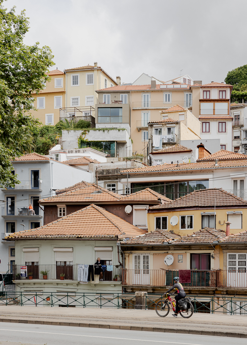 Renovada Residencia de Porto Reimagina Terra de la ladera con capas de concreto escalonadas