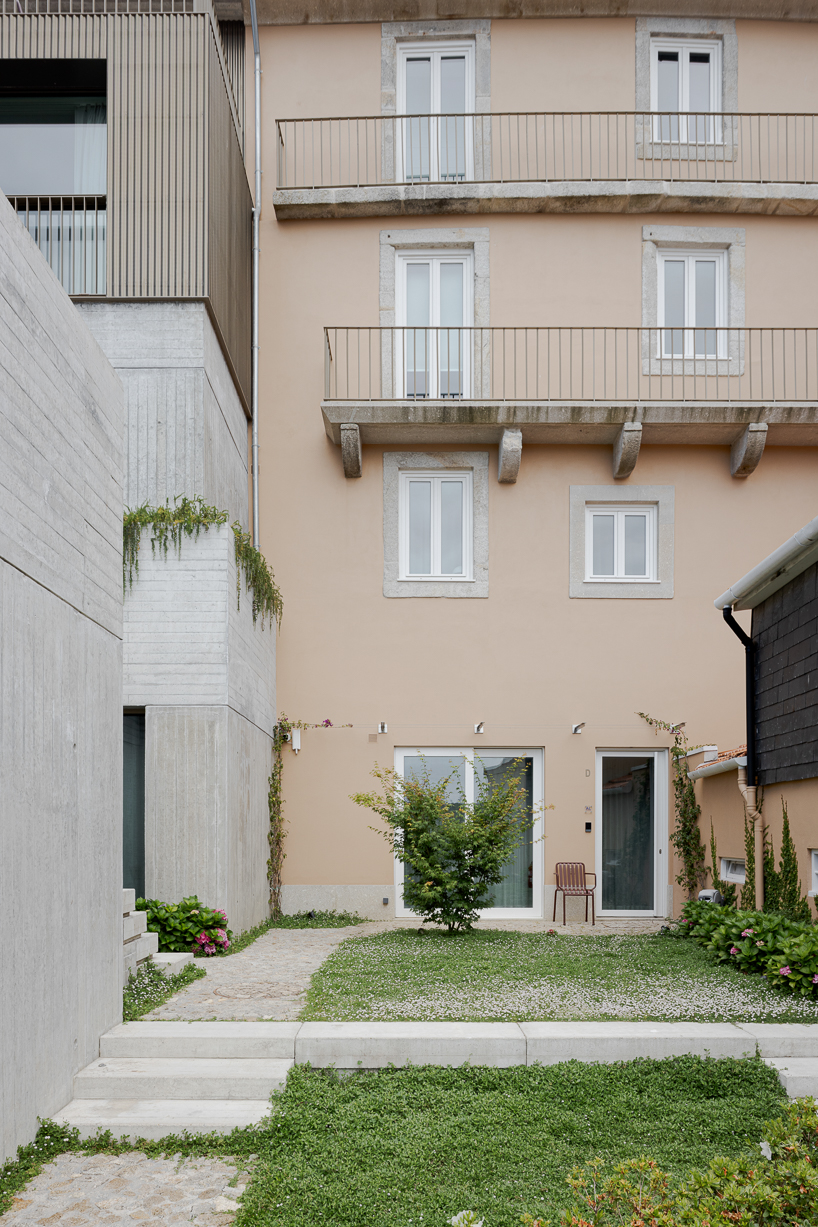 Renovada Residencia de Porto Reimagina Terra de la ladera con capas de concreto escalonadas