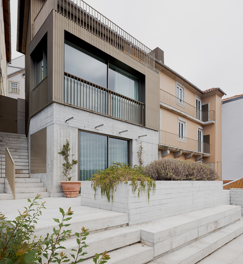 Renovada Residencia de Porto Reimagina Terra de la ladera con capas de concreto escalonadas