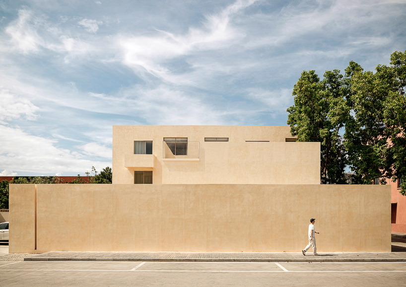 team_bldg renovated a public bath into a residence for buddha in the mundane world 1