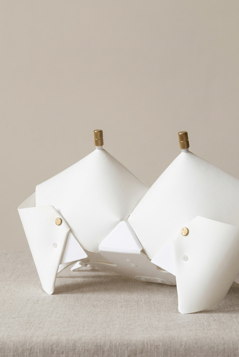 La lámpara de cangrejo de origami se pliega y se convierte en una mesita de noche que emite un brillo suave.