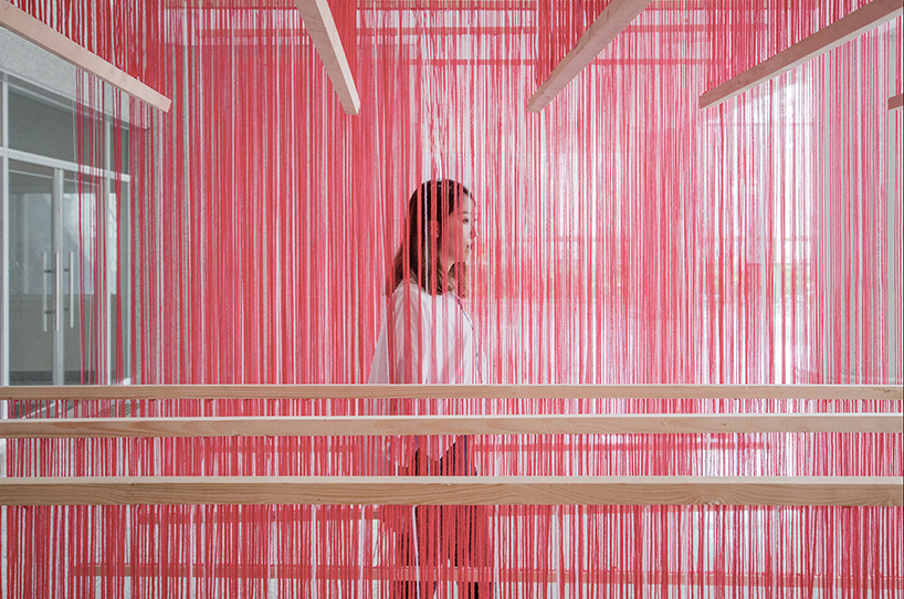 A+U lab suspends a fragmented installation composed of 12,000 wool threads