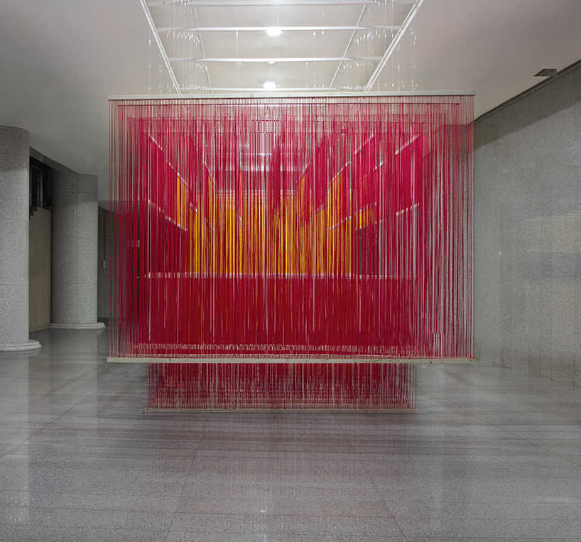 A+U lab suspends a fragmented installation composed of 12,000 wool threads