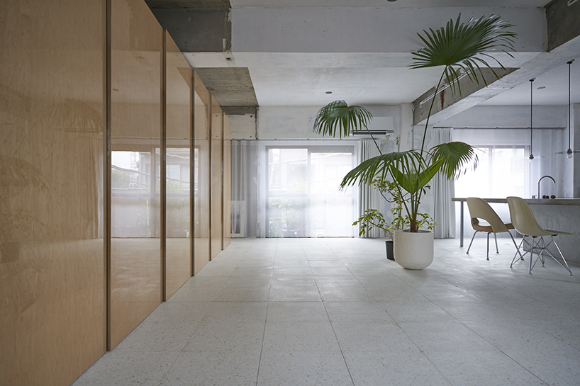 shogo onodera renovates tokyo apartment with reflective closet spanning its entire width