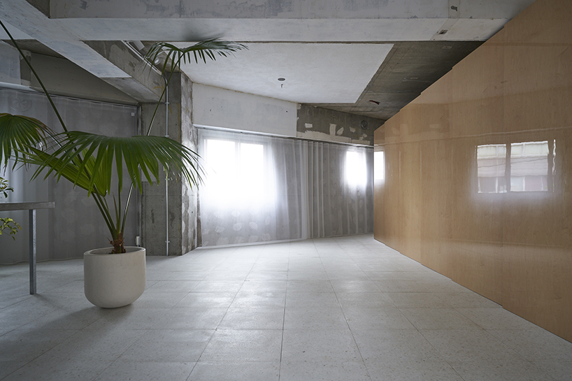 shogo onodera renovates tokyo apartment with reflective closet spanning its entire width