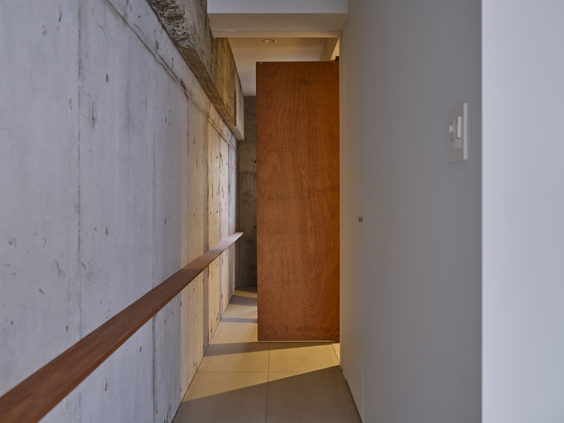 shogo onodera creates 11cm gap in tokyo apartment as a device that goes beyond the designers intentions 10