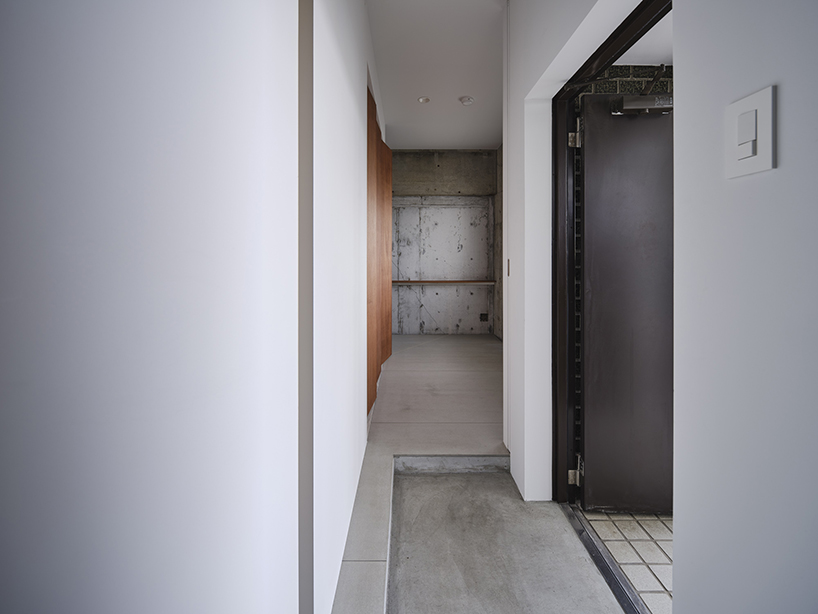 shogo onodera creates 11cm gap in tokyo apartment as a device that goes beyond the designers intentions 8