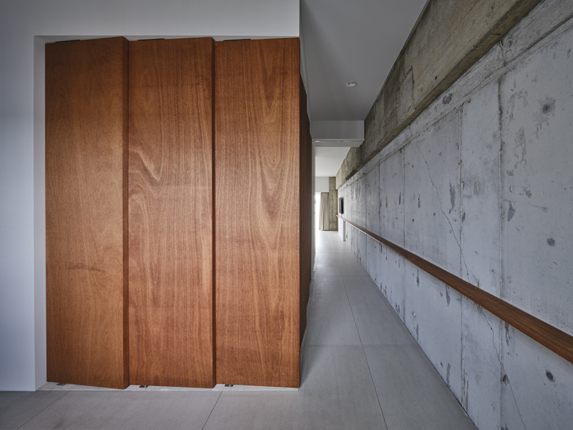 shogo onodera creates 11cm gap in tokyo apartment as a device that goes beyond the designers intentions 9