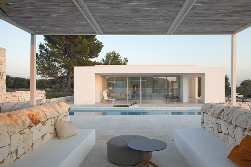 minimal white volumes define REISARCHITETTURA's idyllic getaway in southern italy designboom