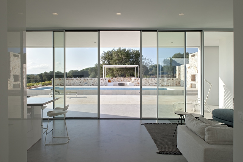 minimal white volumes define REISARCHITETTURA's idyllic getaway in southern italy designboom