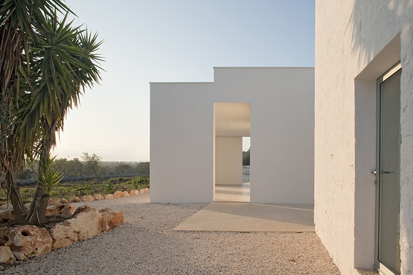 minimal white volumes define REISARCHITETTURA's idyllic getaway in southern italy designboom
