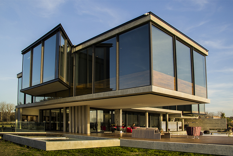 g2 estudio's dragonfly house is built with all-glass facades for 360º views over buenos aires