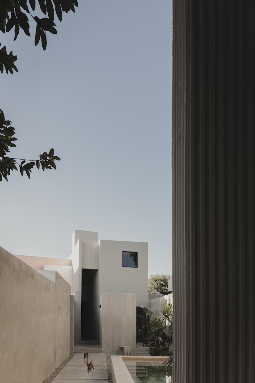 Las cubiertas de hormigón acanalado conforman el proyecto residencial FMT Estudio en México
