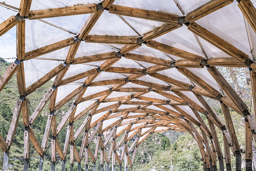 LUO reuses leftover materials of renovated chinese village to build a pergola for locals