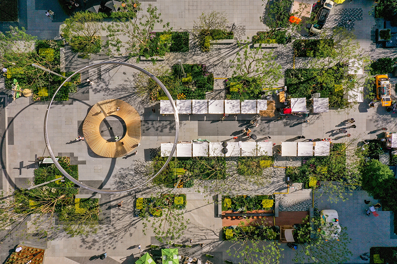 La instalación pública de Epiphany Architects en Chengdu ondula como un pétalo