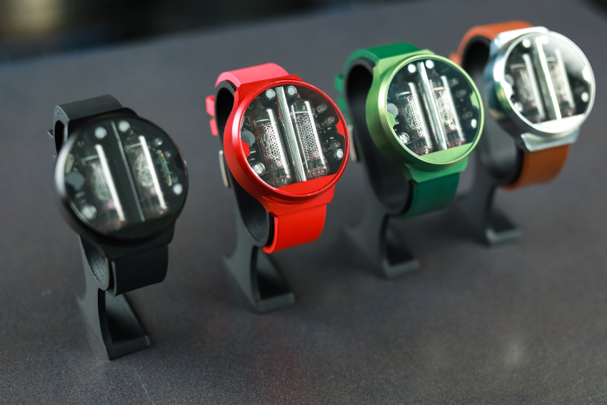 nixoid next': an up-to-date wristwatch with neon-filled glass