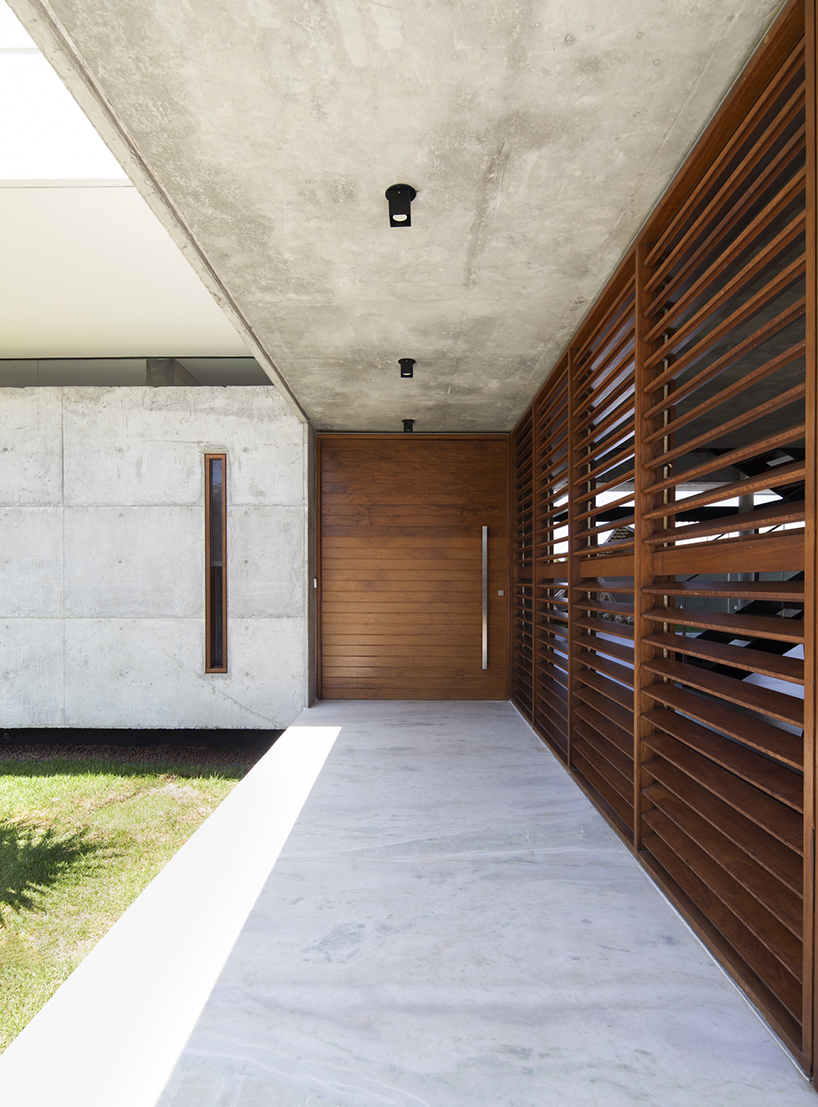 martins lucena arquitetos forms concrete coastal house in brazil