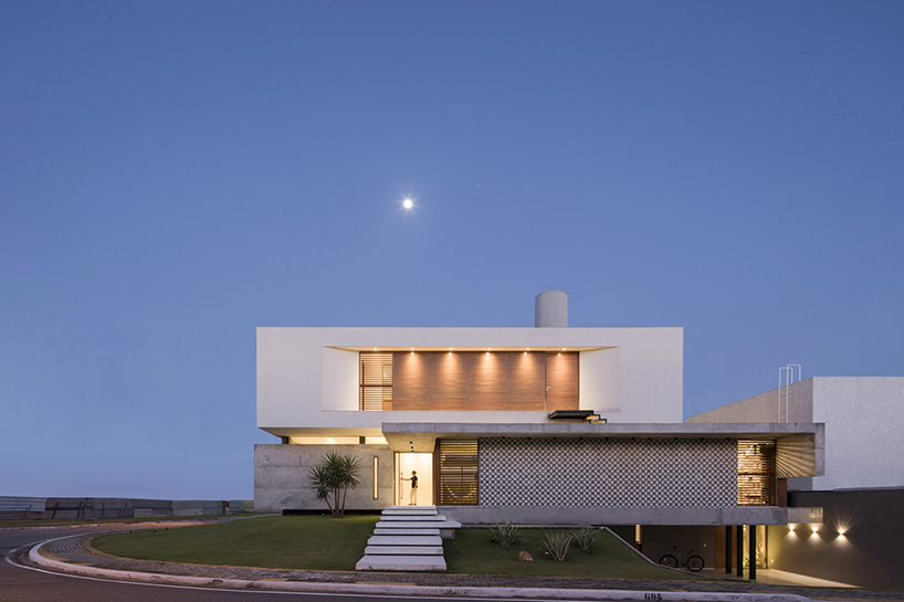 martins lucena arquitetos forms concrete coastal house in brazil designboom martins lucena arquitetos forms concrete coastal house in brazil designboom