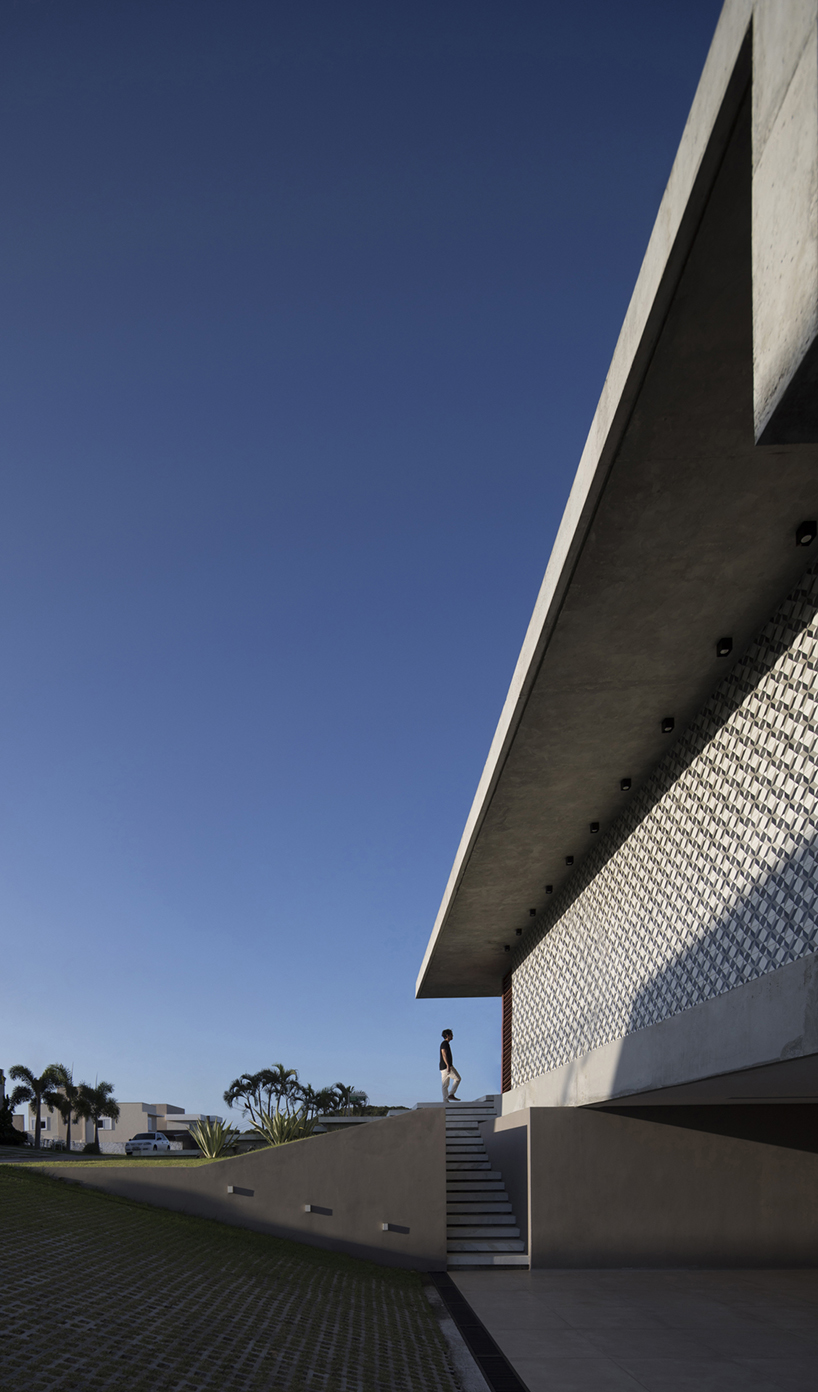 martins lucena arquitetos forms concrete coastal house in brazil designboom martins lucena arquitetos forms concrete coastal house in brazil designboom