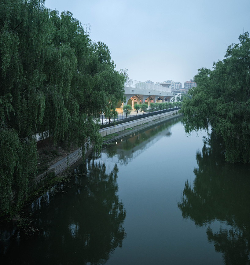 Kanopi struktural melengkung menguraikan lapangan olahraga dalam ruangan di Universitas Shaoxing di Cina, yang dibangun oleh UAD