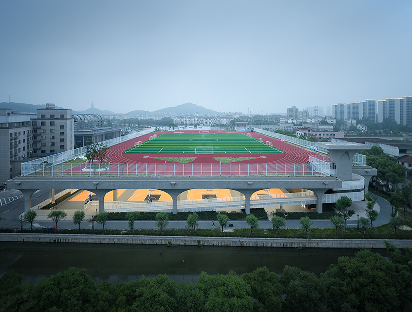 Kanopi struktural melengkung menguraikan lapangan olahraga dalam ruangan di Universitas Shaoxing di Cina, yang dibangun oleh UAD