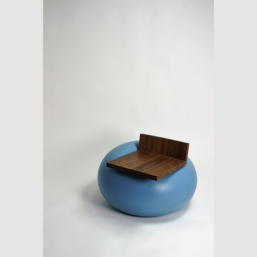 kim keunsoo, basÃ© en corÃ©e du sud, fusionne le bois et le plastique dans une sÃ©rie de meubles Â«embrasseÂ»