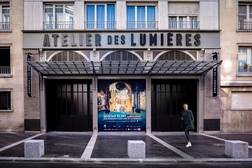 silhouette urbaine's multimedia exhibition immerses viewers in art and music in paris