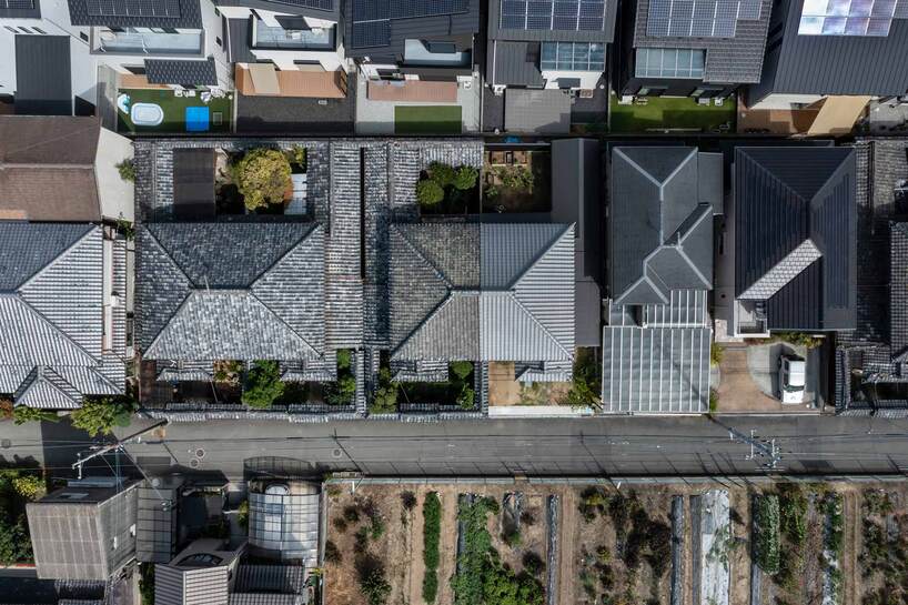 YYAA rebuilds the eastern half of a prewar rowhouse in japan - 1