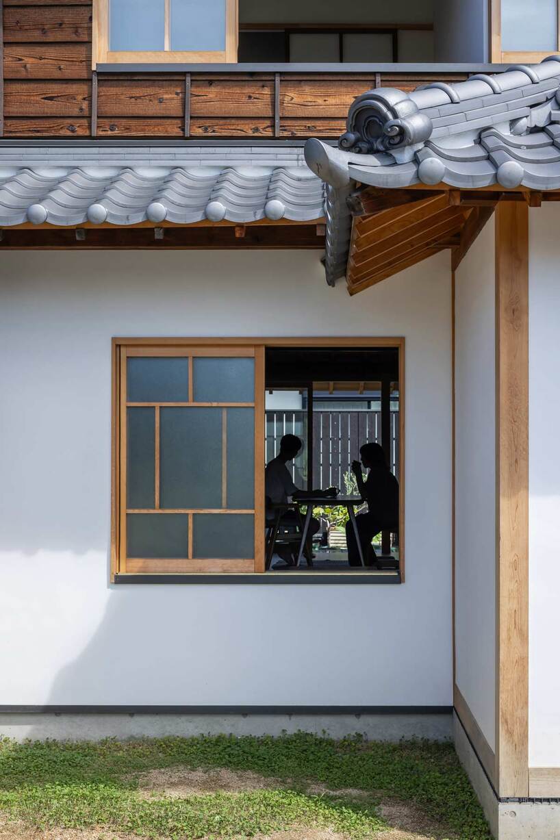 YYAA rebuilds the eastern half of a prewar rowhouse in japan - 4