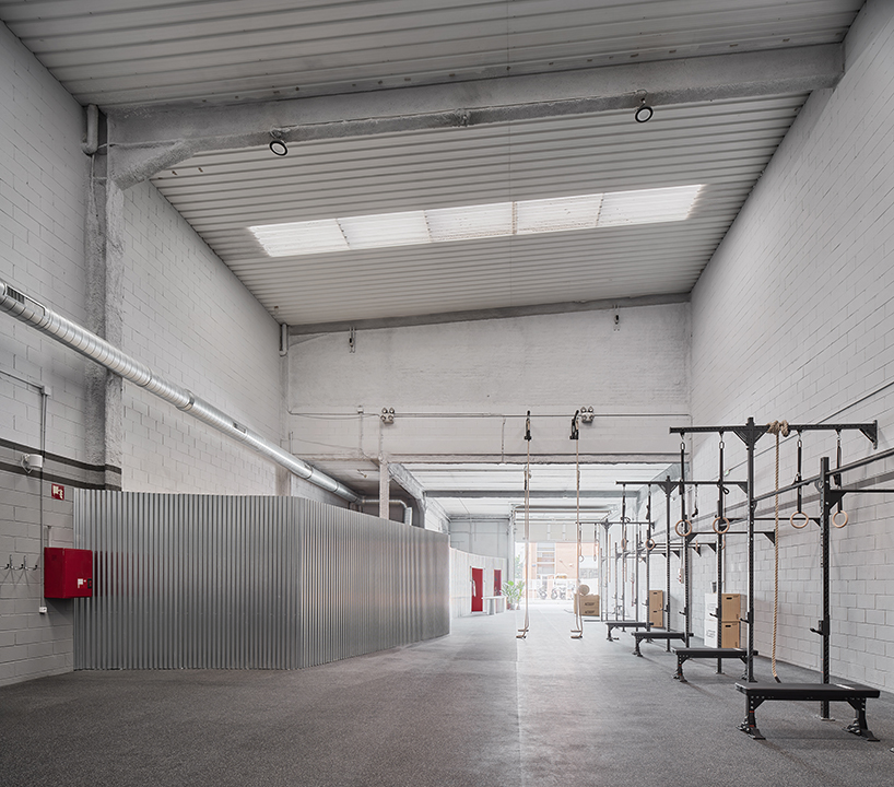 auba studio's sleek steel intervention turns former warehouse into fitness center in spain