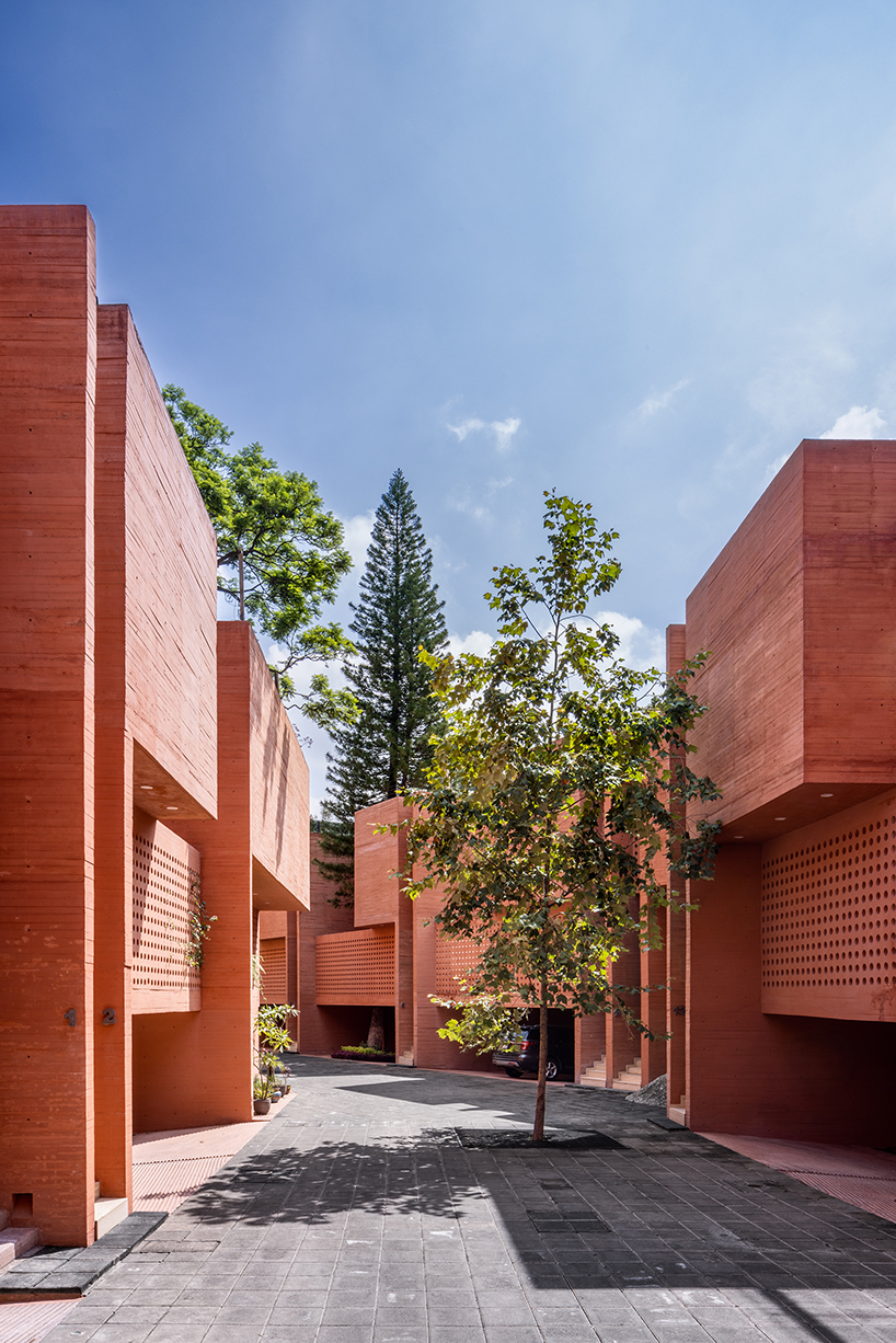 oranžově zbarvené betonové bloky nenápadně skládají rezidenční komplex v Mexiku