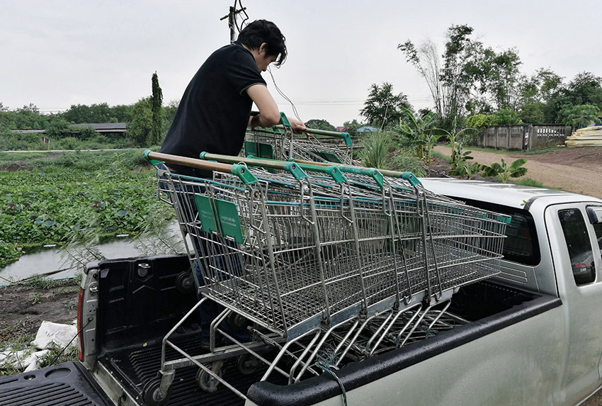 designer turns a shopping cart into an affordable DIY wheelchair