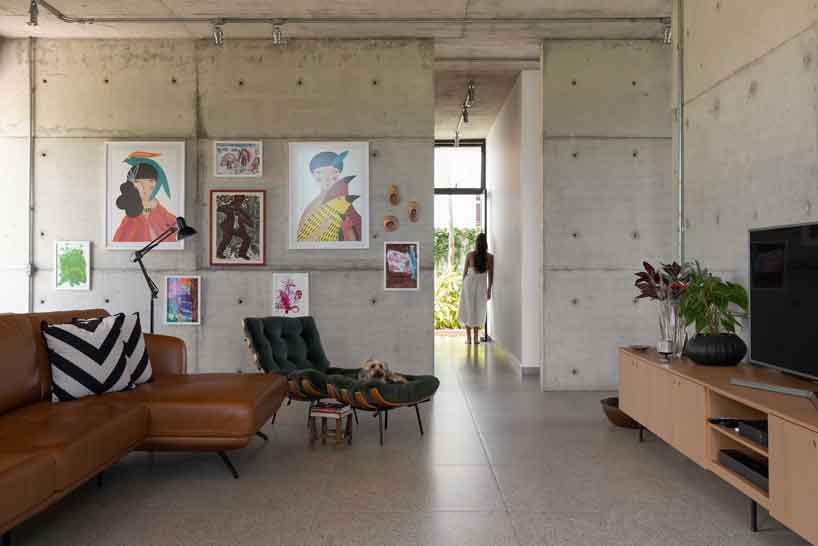 Facadas de ladrillo perforadas yacen la casa de concreto de Fernanda Padula en Brasil