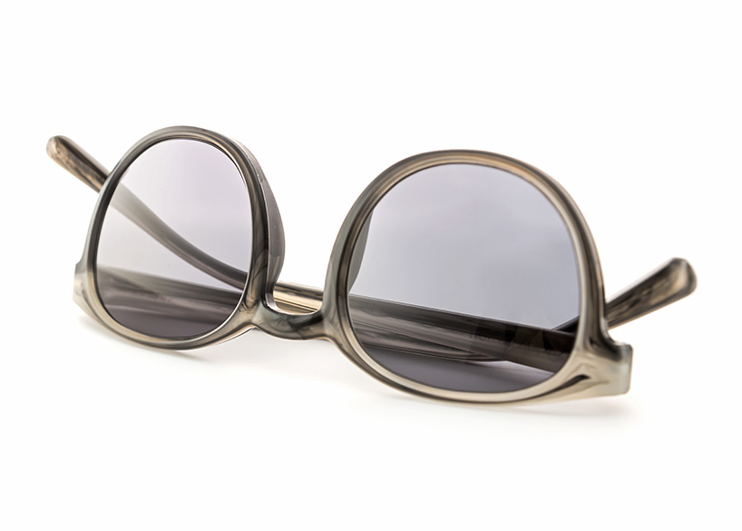 FOS memungkinkan Anda membuat kacamata hitam Anda sendiri dari 100% desain limbah plastik daur ulang