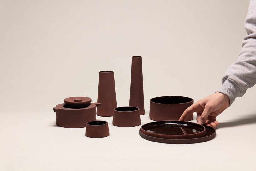 proyek lumpur merah menciptakan peralatan makan keramik dari desain limbah industri