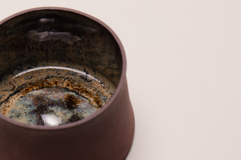 proyek lumpur merah menciptakan peralatan makan keramik dari desain limbah industri